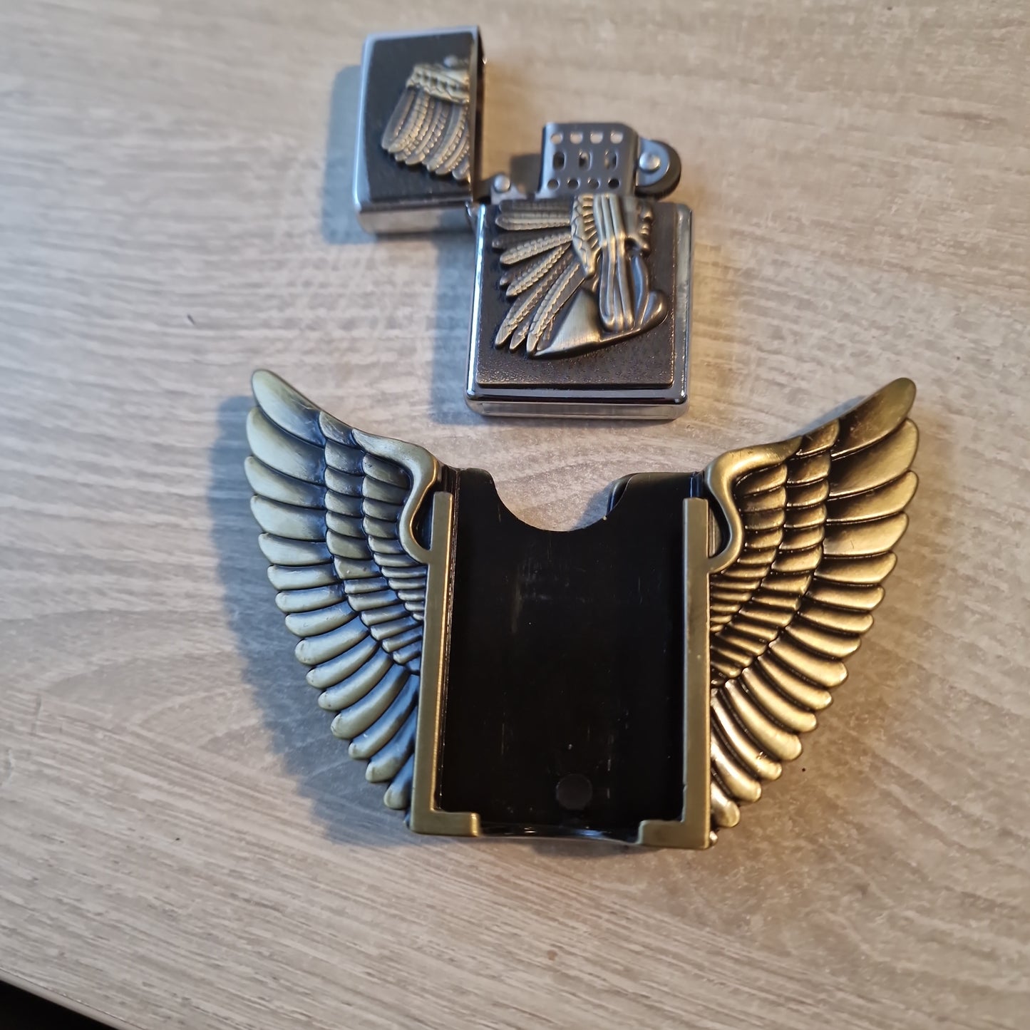 Buckle, belt buckle wings