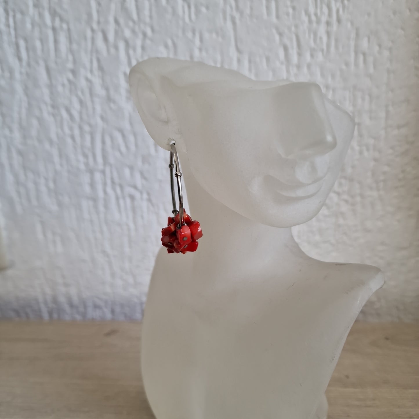 Boucles d'oreilles anneaux ronds avec pierres rouges