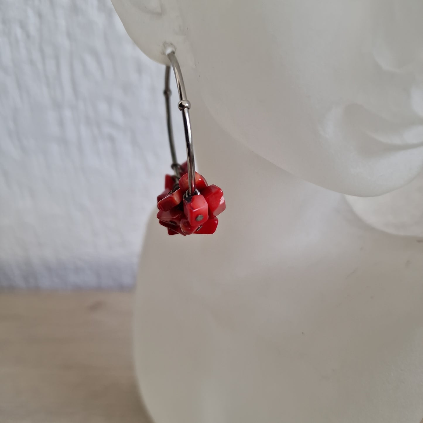 Round ring earrings with red stones