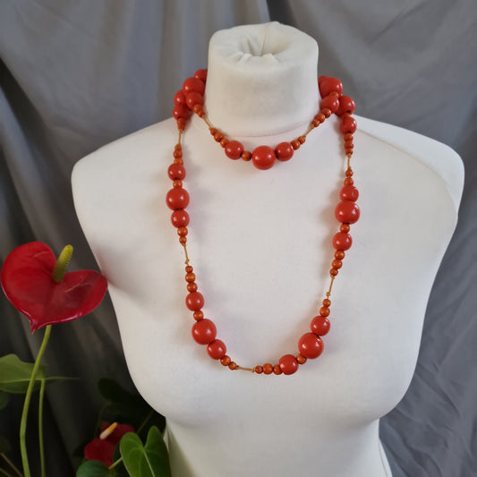 Long collier de perles en bois orange