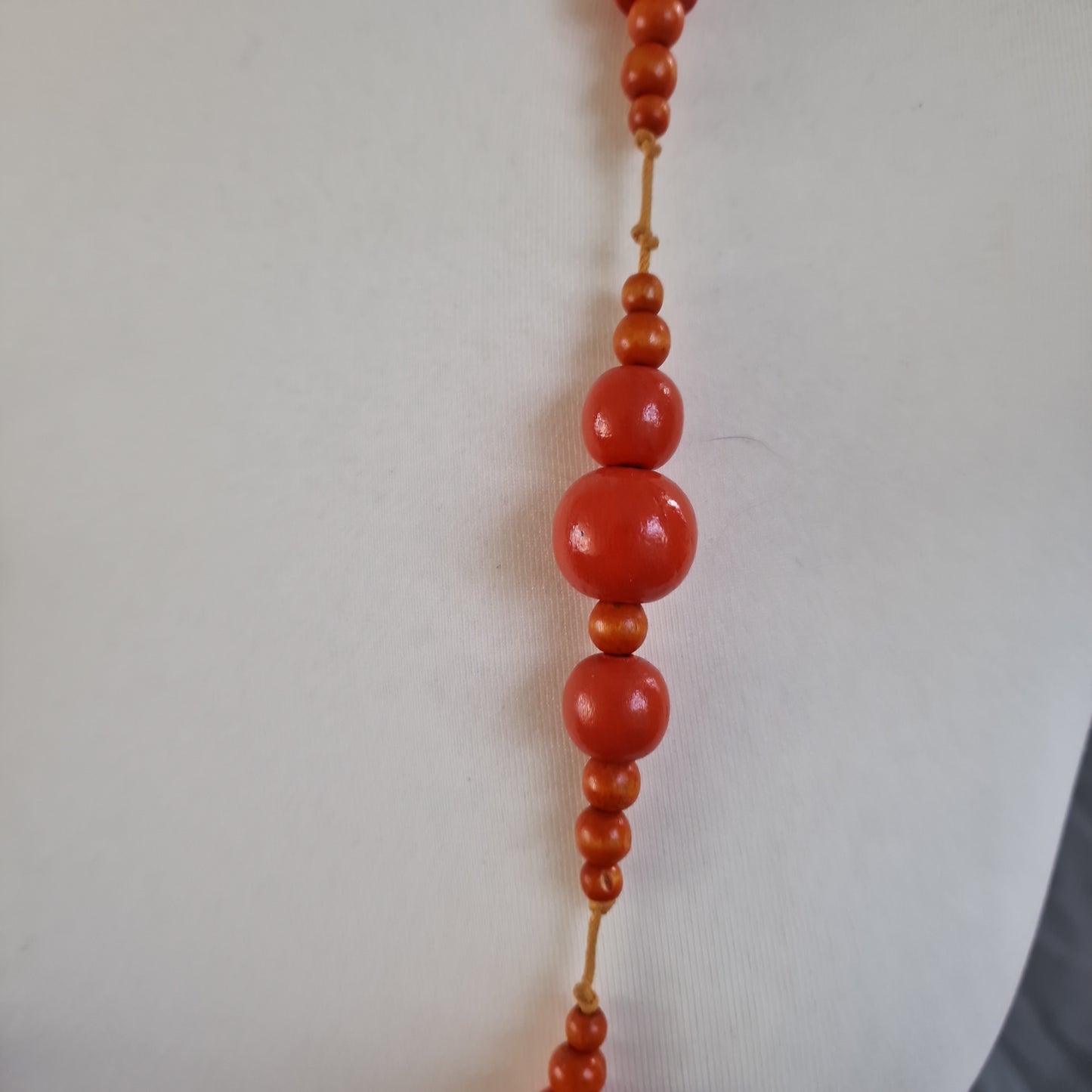 Lange oranje houten kralen ketting