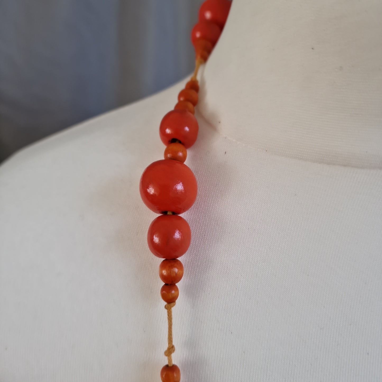 Long collier de perles en bois orange