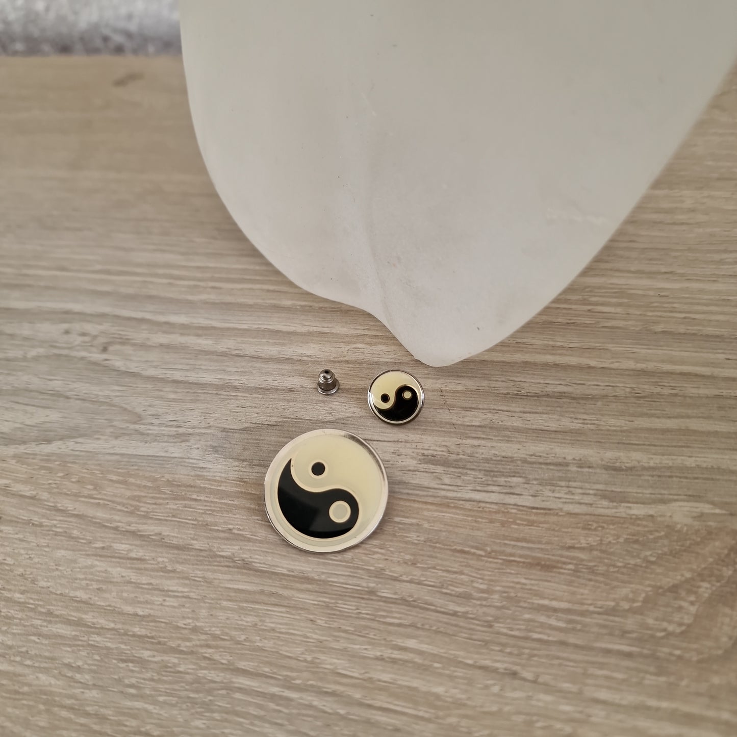 Jing jang set oorbellen en broches