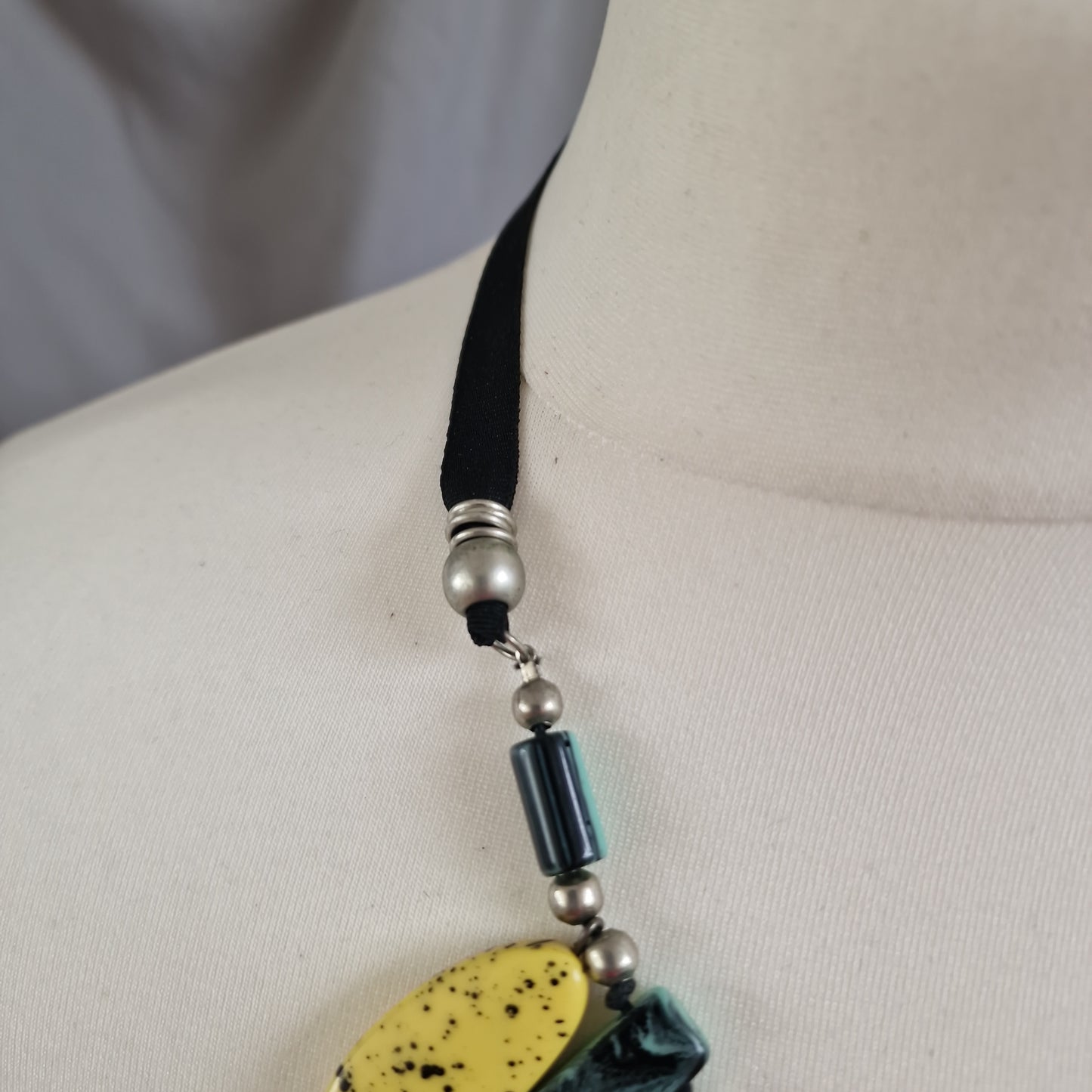 Kleurige resin ketting