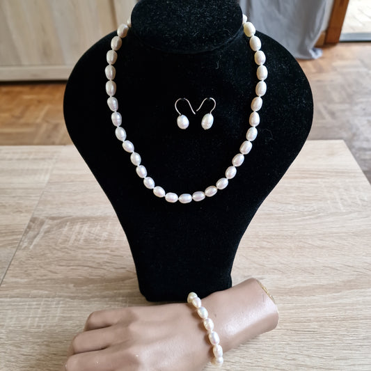 Set parel ketting , armband en oorbellen met zilveren slotjes