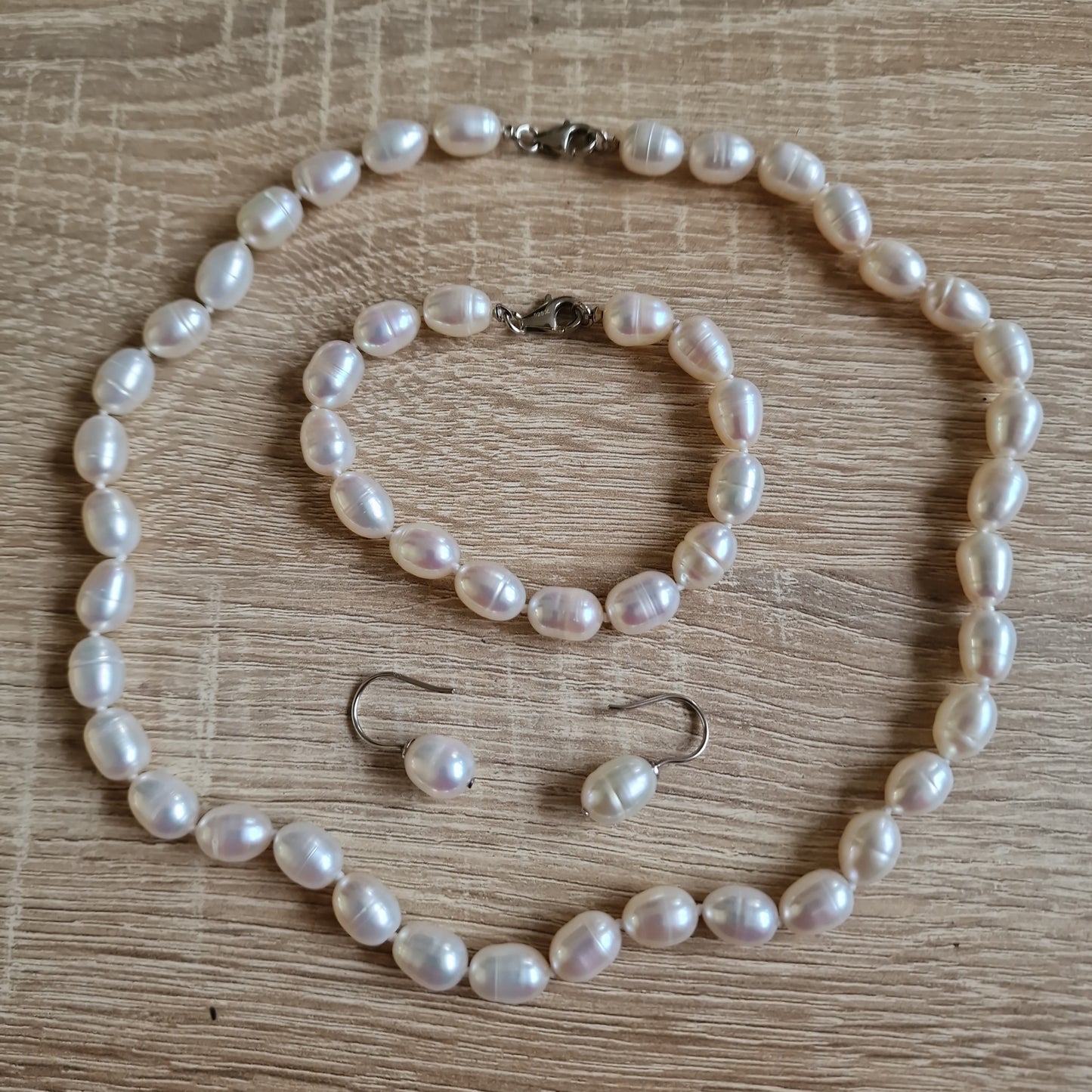 Set parel ketting , armband en oorbellen met zilveren slotjes