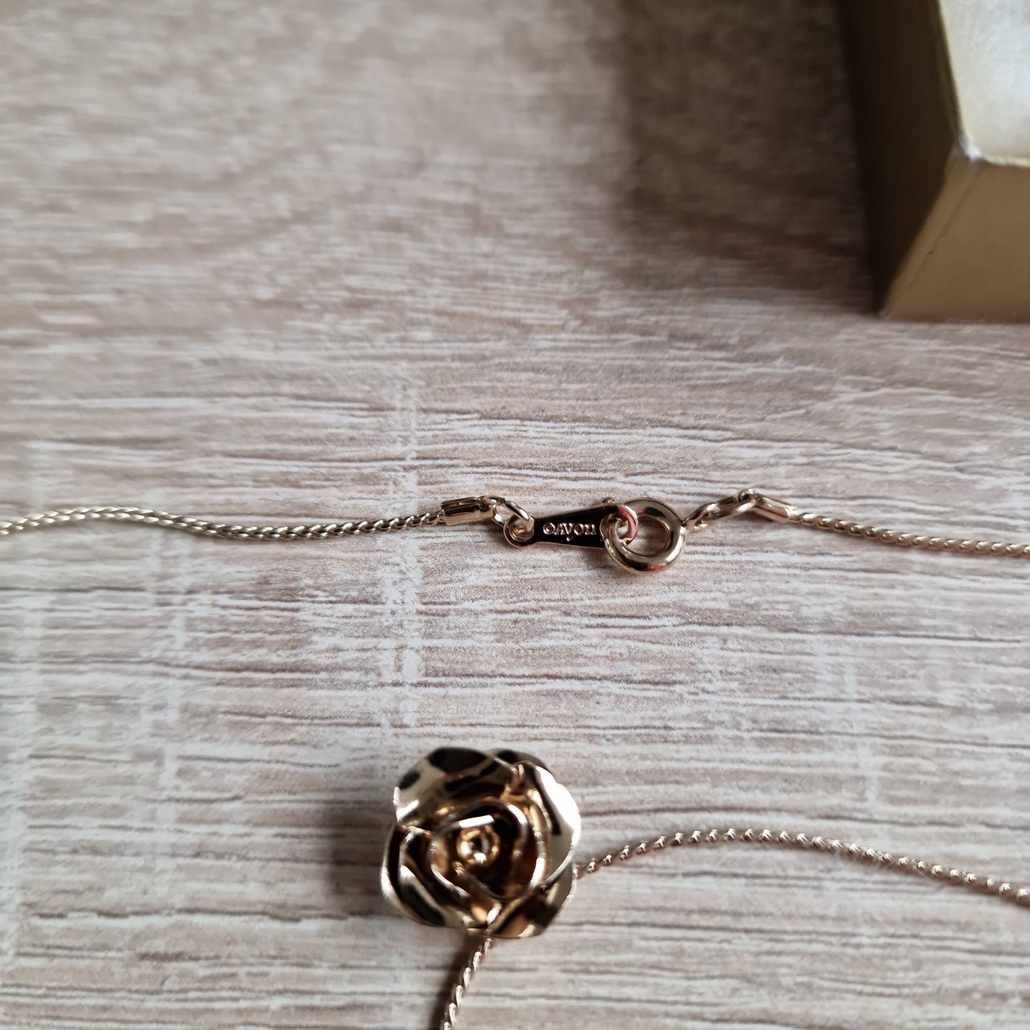 Avon ketting met roos