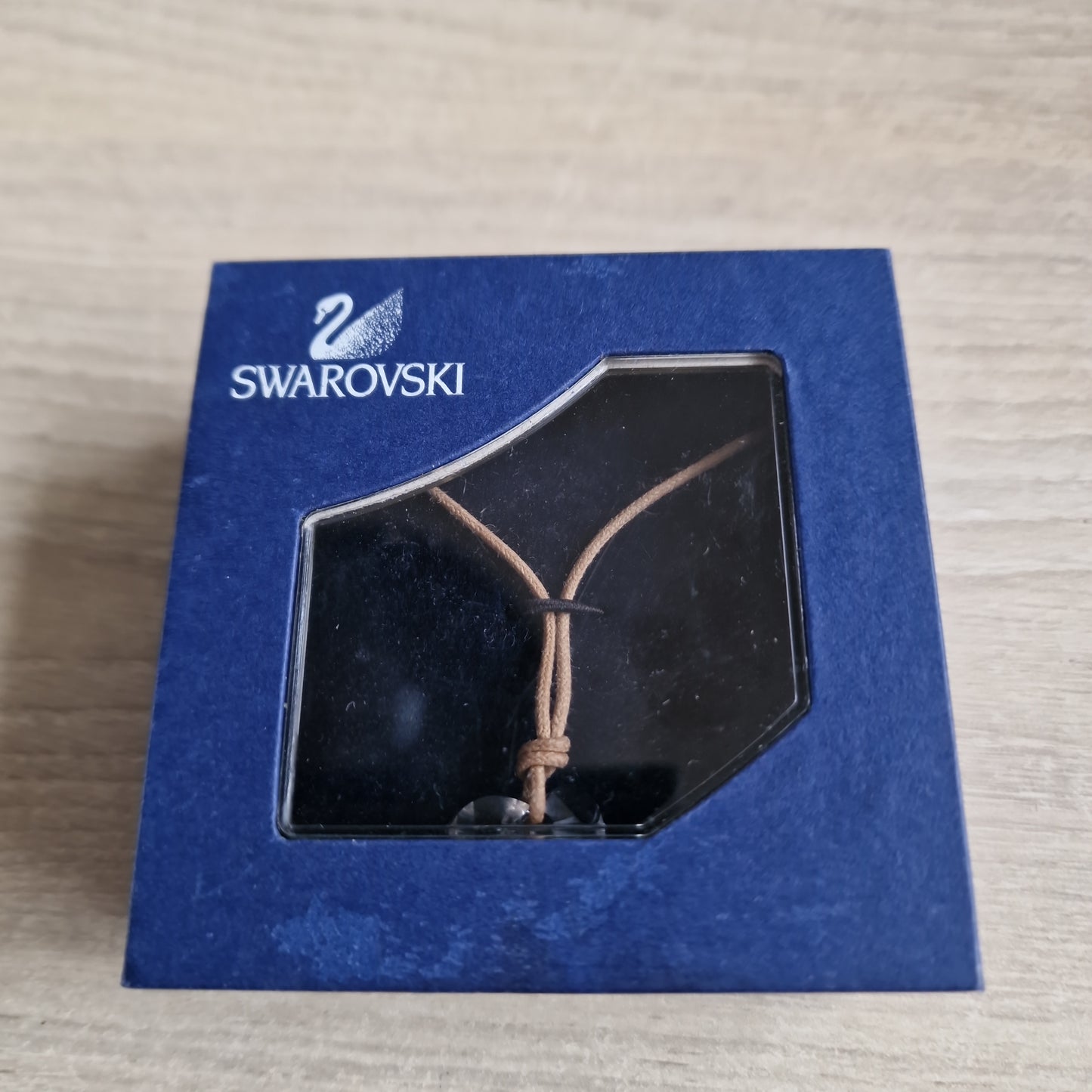 Swarovski hart hanger aan suede veter