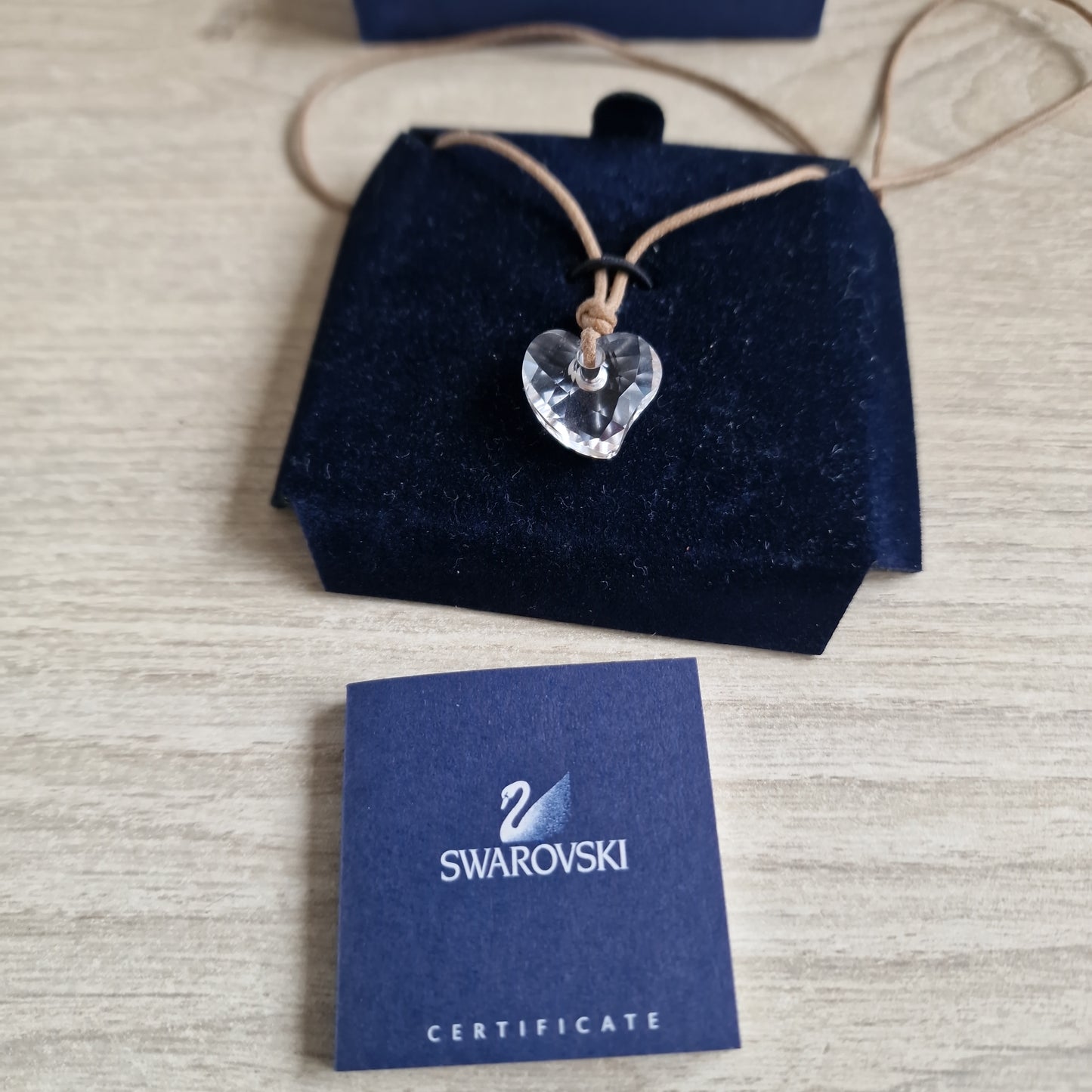 Swarovski hart hanger aan suede veter